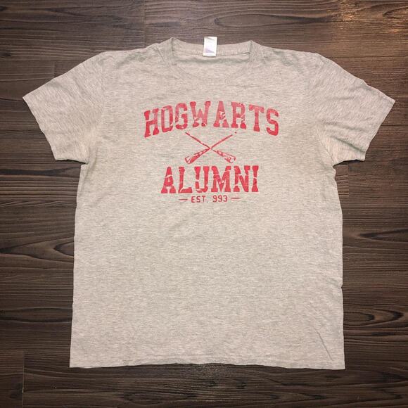 Gildan Other - Men’s Grey Hogwarts Alumni Graphic Tee